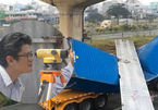 Tỉ mỉ đo cao độ cầu bộ hành bị xe container kéo sập ở Sài Gòn