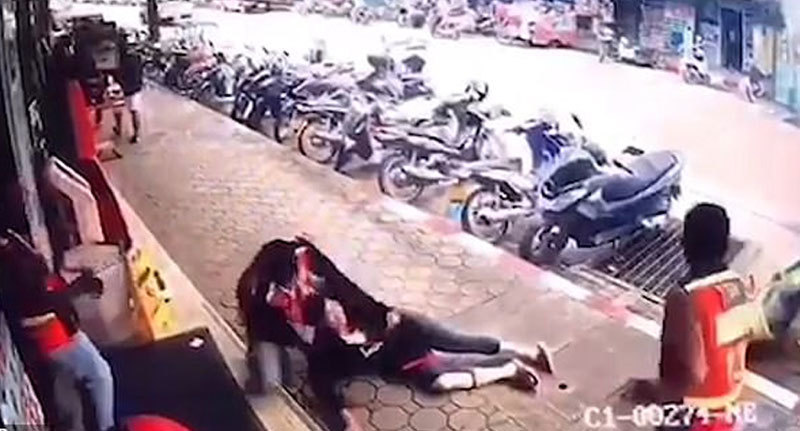 Video: Bị dây điện rơi trúng, người phụ nữ thoát chết tựa phép màu