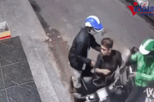 Clip 2 kẻ kề dao vào cổ thanh niên cướp xe máy táo tợn ở Sài Gòn