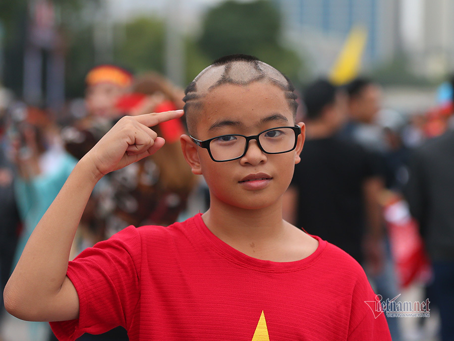 Fan nhí vượt nghìn km, để kiểu tóc độc đáo cổ vũ Quang Hải