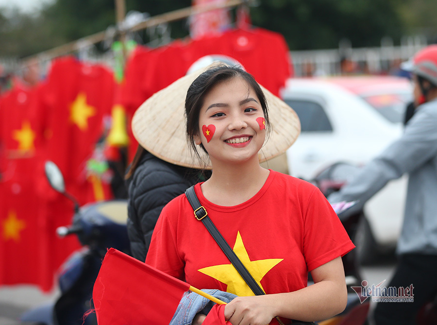 Hàng vạn CĐV đổ về Mỹ Đình, fan nữ khoe sắc tiếp lửa tuyển Việt Nam