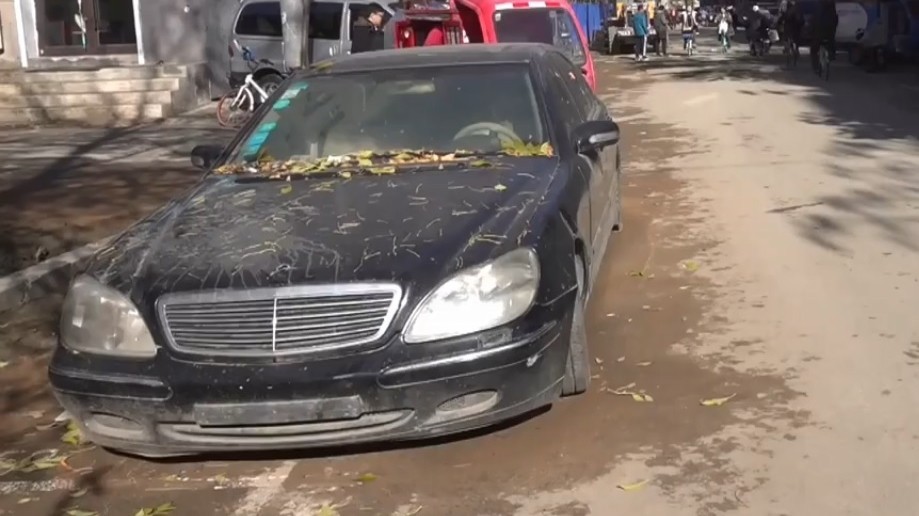 Đại gia vứt xó Mercedes-Benz S600 phủ bụi bên đường trong 2 năm