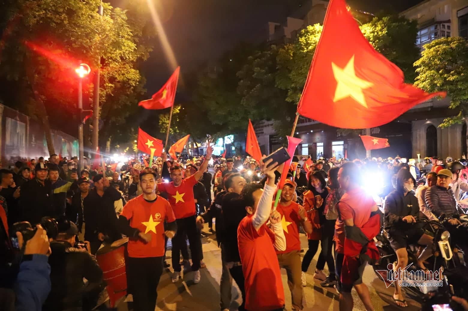 Việt Nam thắng UAE, người Hà Nội đổ ra đường nhảy múa tưng bừng