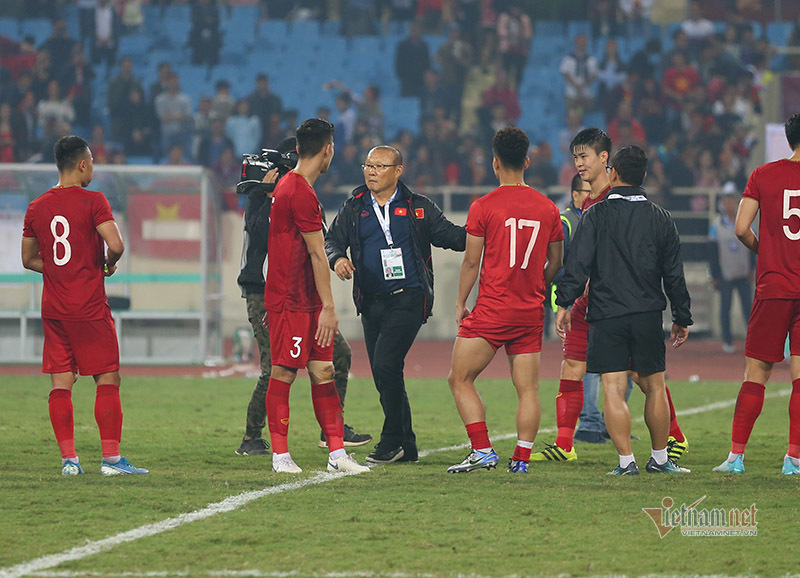 Hạ UAE, thầy Park và học trò sung sướng tri ân fan