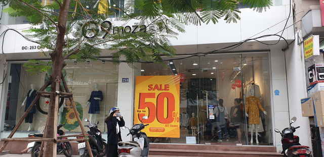 Cửa hàng thời trang đồng loạt giảm giá sâu ... - VietNamNet