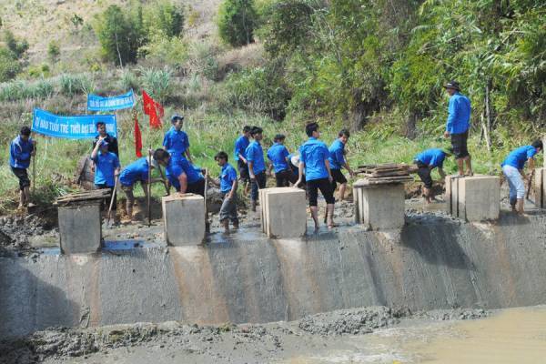 Thanh niên tình nguyện góp sức xây dựng nông thôn mới