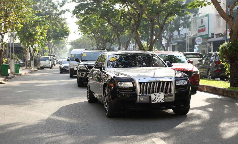 Ngắm dàn xe Rolls-Royce, Maybach hàng chục tỷ trong lễ cưới Bảo Thy