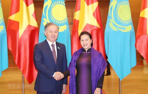 Vietnamese, Kazakhstani top legislators hold talks in Hanoi