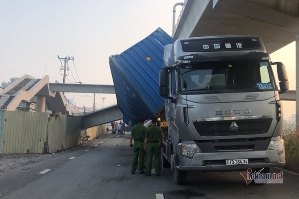 Nghe VietNamNet: Kết quả bất ngờ chiều cao cầu bộ hành bị xe container kéo sập ở Sài Gòn