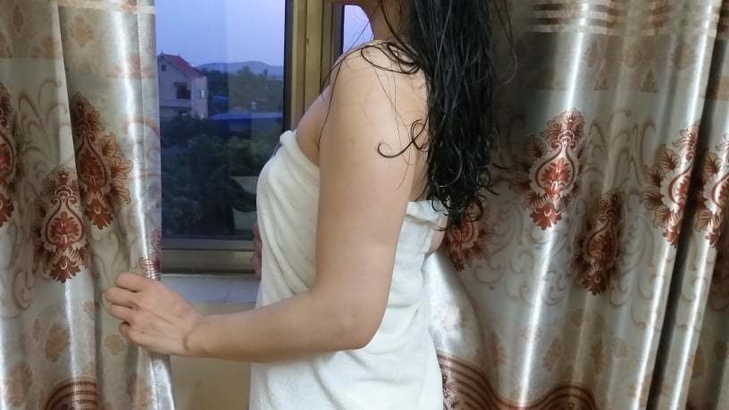 Nữ phiên dịch chết lặng phát hiện sở thích của người yêu trong phòng đọc sách