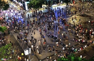 Daily water music show on Saigon's 'walking street' downtown