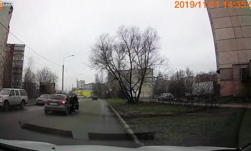 Cãi vã trên xe, cô gái bay khỏi ô tô Chevrolet đang chạy