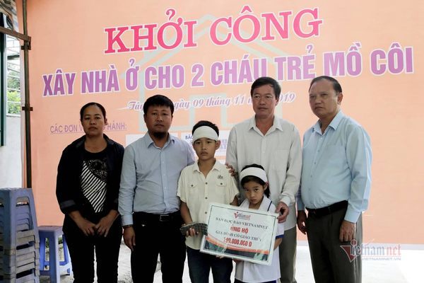 VietNamNet trao 190 triệu đến gia đình cô giáo Hà Tĩnh tử nạn