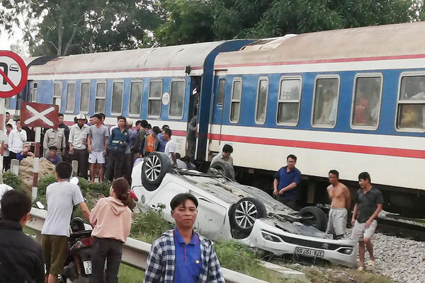 Tàu hỏa đâm văng ô tô 4 chỗ, nữ tài xế ở Nghệ An tử nạn