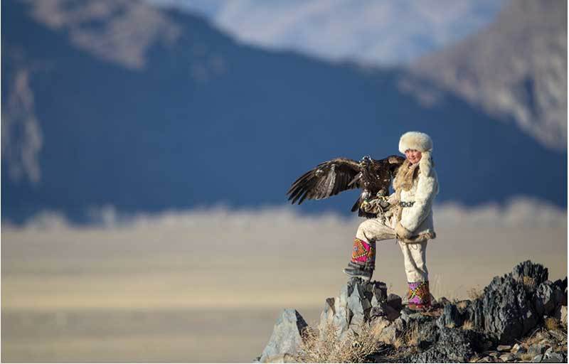 Vẻ đẹp dũng mãnh của các thiếu nữ săn đại bàng Mông Cổ