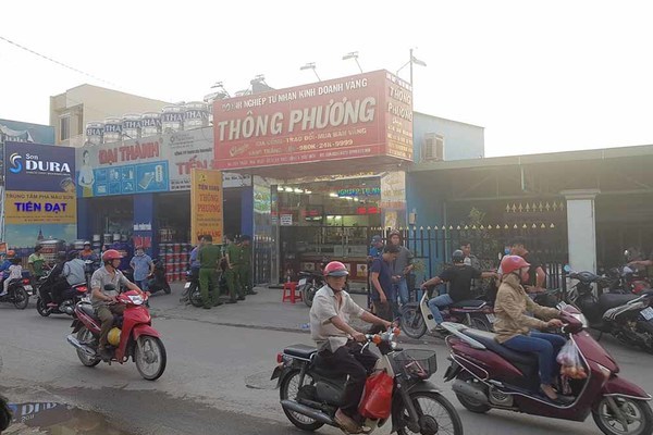 Hai kẻ nổ súng cướp tiệm vàng ở Sài Gòn