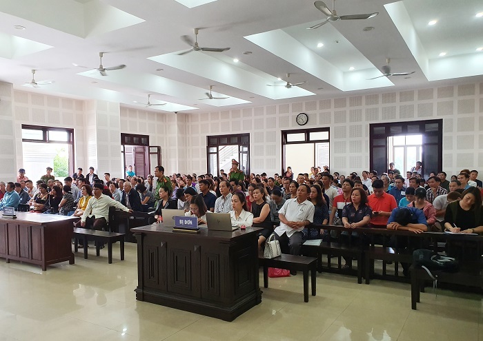 Phút 89 chủ đầu tư vắng mặt, bị hại căng băng rôn cầu cứu trước tòa