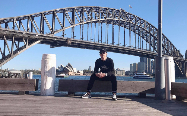 Tạm biệt tổ ong, Hoài Linh lột xác như trai trẻ với set đồ hiệu đắt tiền