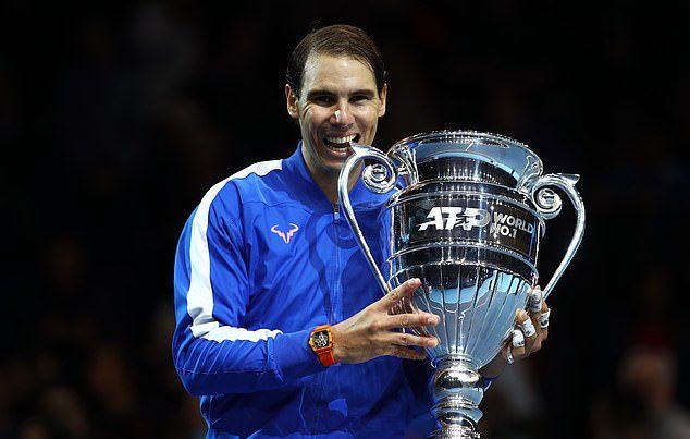 Nadal hụt vé bán kết ATP Finals trong ngày nhận ngôi số 1 thế giới