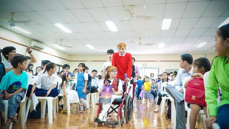 Chàng trai Việt mang 50 khay lễ đến cưới bạn gái ngồi xe lăn