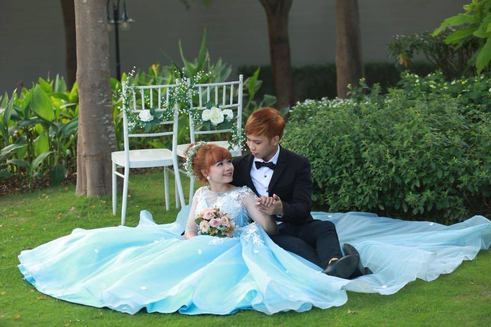 Chàng trai Việt mang 50 khay lễ đến cưới bạn gái ngồi xe lăn