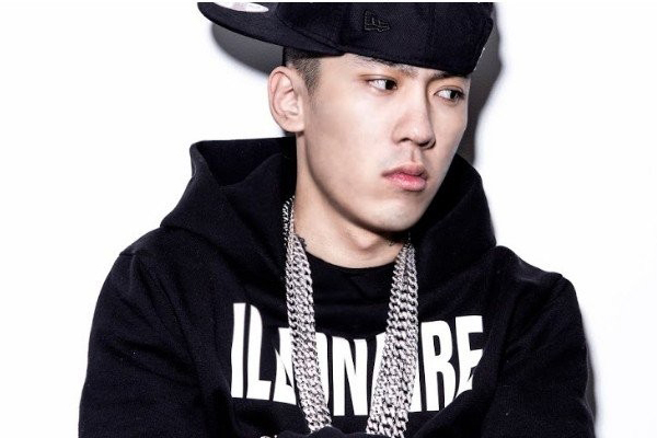 Rapper Hàn bị kiện vì mua hàng hiệu mà chưa trả tiền