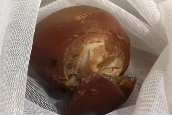 Làm thịt con gà không đẻ nhiều năm, chủ 'vớ bẫm' kho báu trong bụng