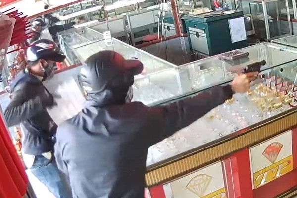 Bắt 2 nghi can nổ súng cướp tiệm vàng táo tợn ở Sài Gòn