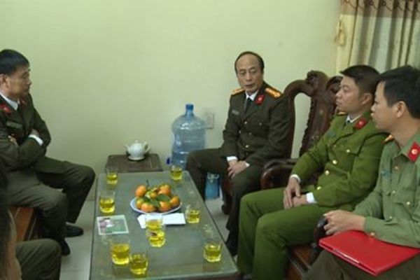 Phó công an phường ở Thái Bình bị con nghiện dùng dao lam cắt vào tay