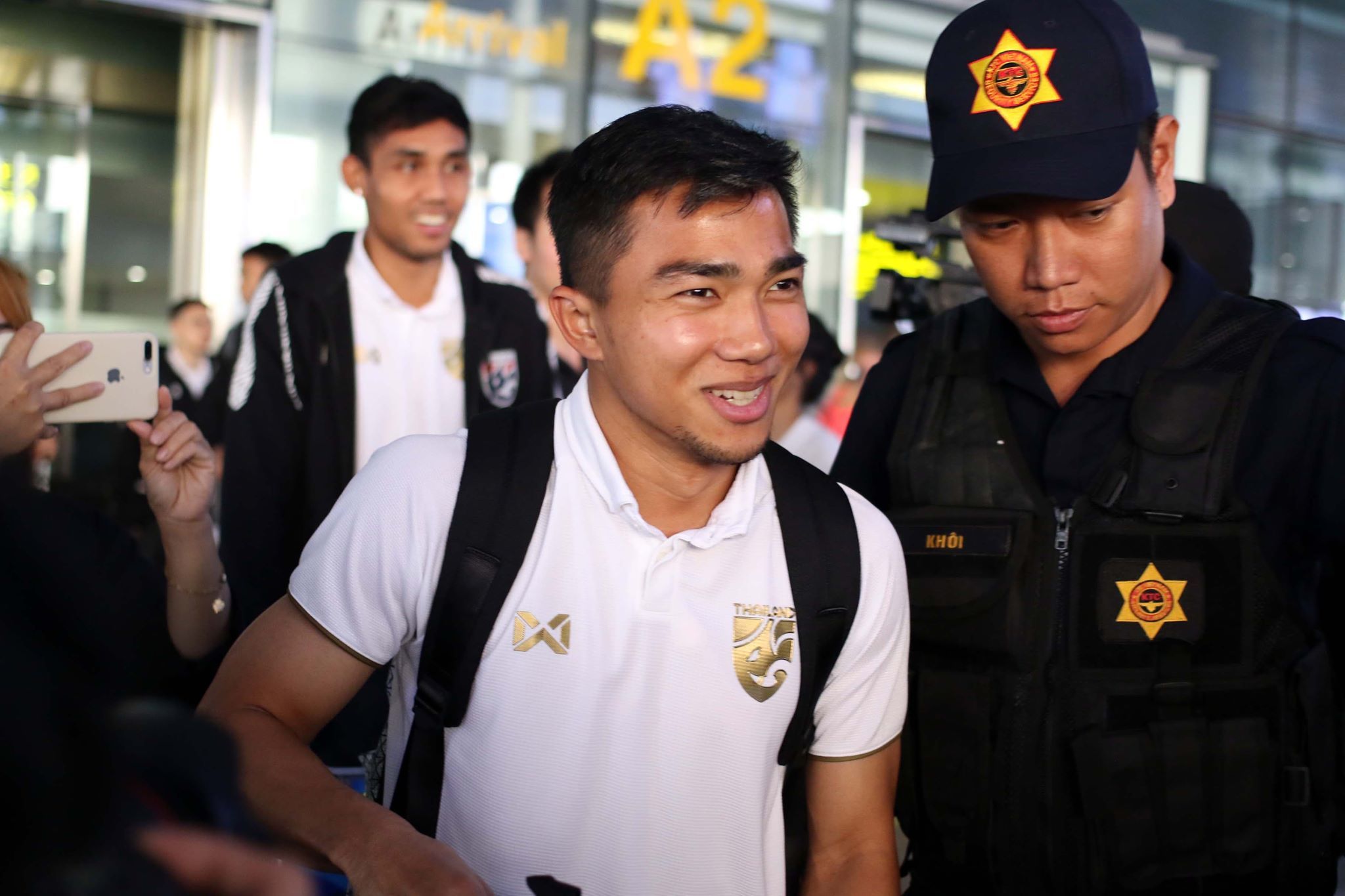 Thái Lan đổ bộ Hà Nội, Chanathip tươi rói chờ đấu Việt Nam