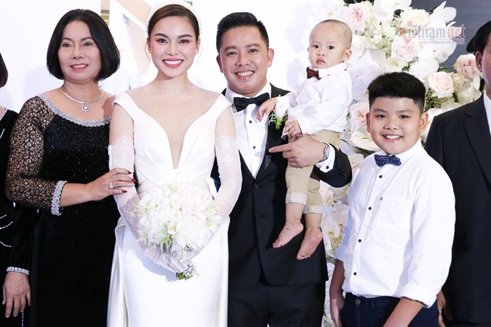 Giang Hồng Ngọc rạng rỡ bên chồng và hai con trai trong đám cưới