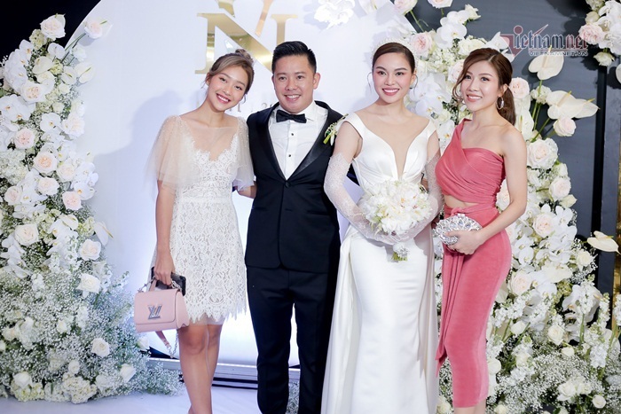 Vợ chồng Lưu Hương Giang - Hồ Hoài Anh quấn quýt dự đám cưới Giang Hồng Ngọc