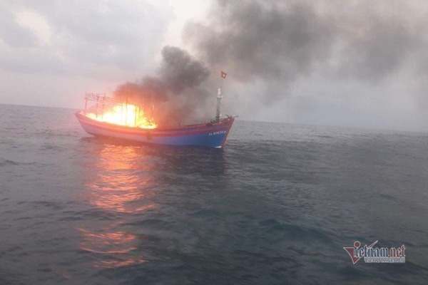 Tàu cá bốc cháy trên biển, 7 thuyền viên may mắn được cứu