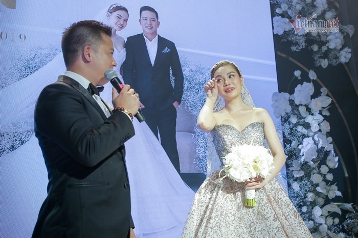 Giang Hồng Ngọc khóc và hôn chồng đắm say trong đám cưới