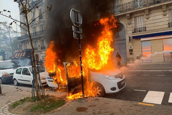 Hàng chục người biểu tình bị bắt, thủ đô Paris chìm trong khói lửa