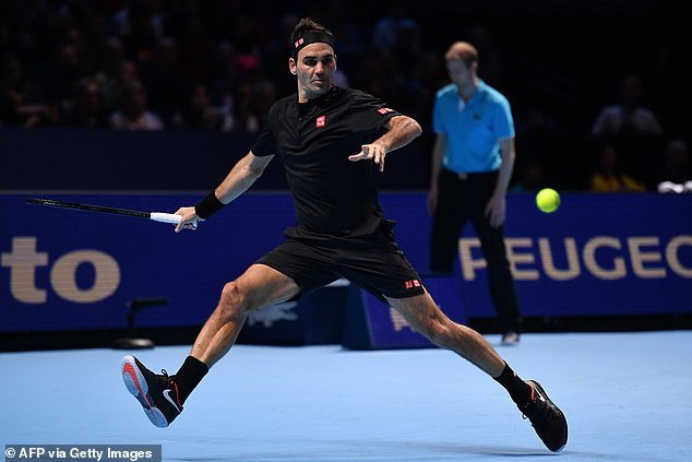 Thua tay vợt kém 17 tuổi, Federer dừng bước ở bán kết ATP Finals