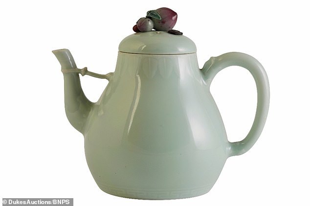 Choáng với giá trị khủng của ấm trà sứt được đem đấu giá tại Anh