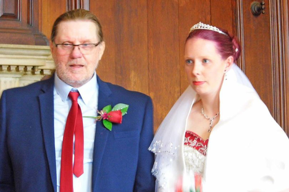 Cô gái đính hôn với ông lão hơn mình 40 tuổi sau 1 tháng hẹn hò