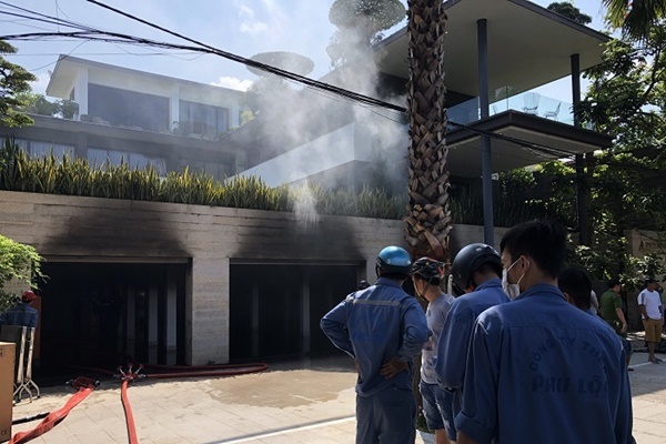 Nghe VietNamNet: Hơn 1 giờ cháy nghi ngút, nhiều tài sản trong biệt thự 3 tầng thành tro