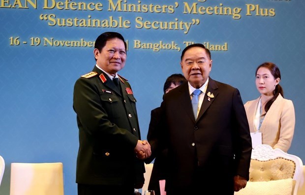 Defence Minister meets Thai Deputy PM, Indonesian counterpart