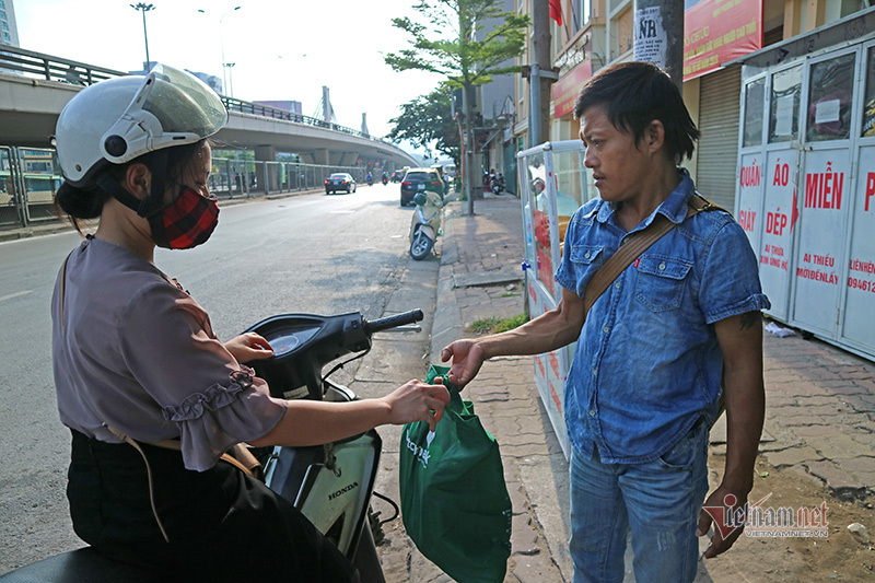 Những chiếc tủ từ thiện làm ấm mùa đông Hà Nội