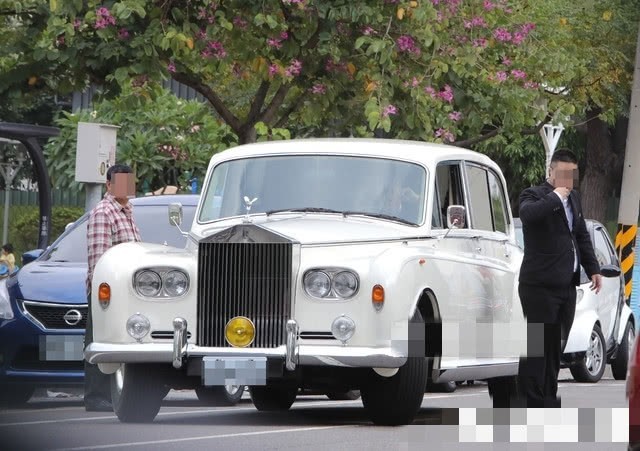 Xuất hiện xe Rolls-Royce, Bentley trong lễ cưới Lâm Chí Linh
