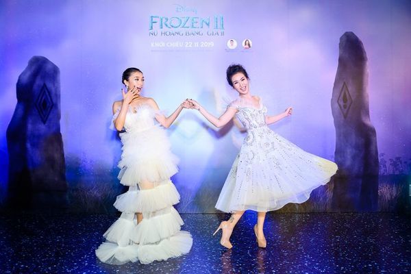 Hai chị em 'Elsa, Anna Việt Nam' chiếm sóng buổi ra mắt 'Frozen 2'