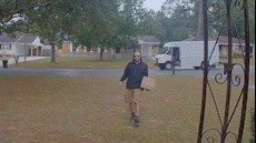 Nhân viên giao hàng ném ống kính 1.500 USD của khách xuống đất