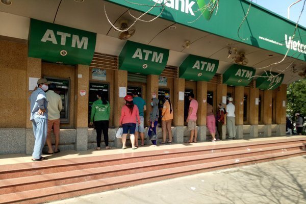 VN banks race to lower service fees
