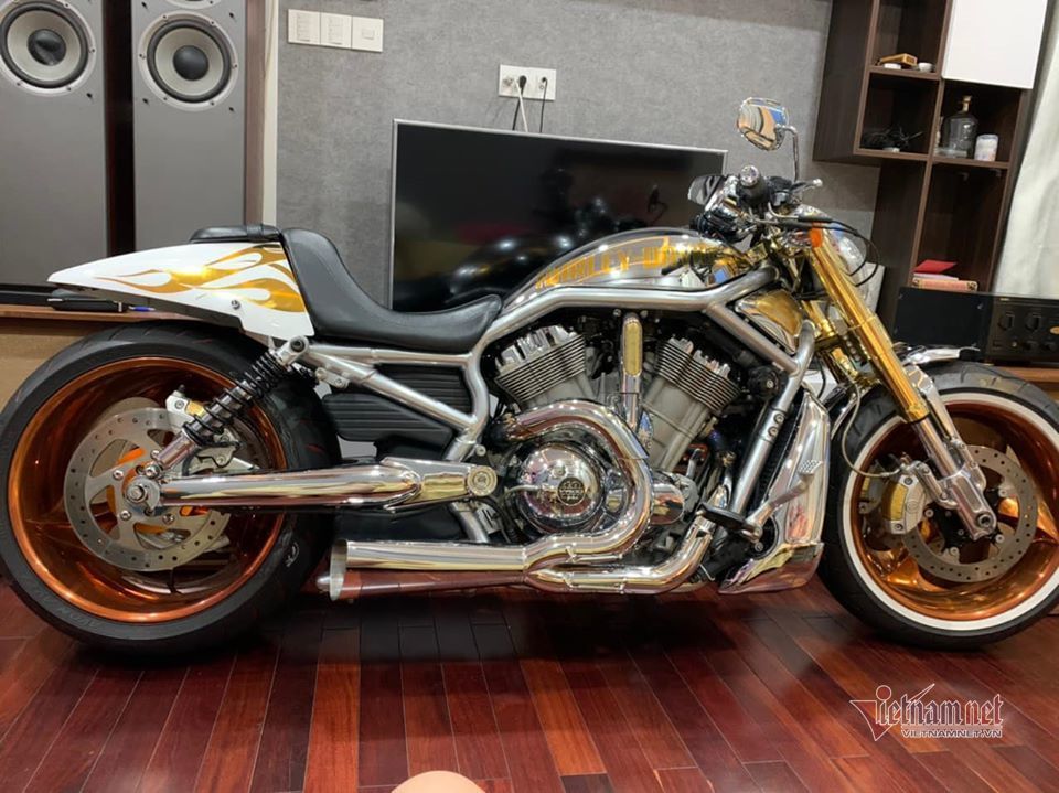 Sau 6 năm, mô tô Harley-Davidson mạ vàng 24k rao giá 1 tỷ ở Hà Nội