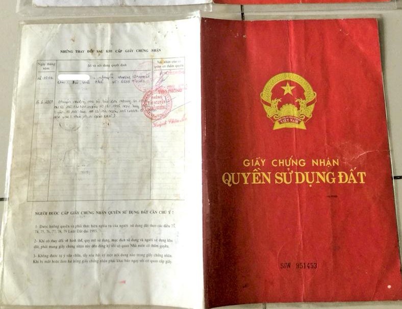 Sổ đỏ: Sổ đỏ là giấy tờ chứng nhận quyền sở hữu đất đai và nhà ở tại Việt Nam, có giá trị pháp lý cao. Đối với mỗi chủ nhà, cuốn sổ đỏ tượng trưng cho sự thành công và đổ bộ. Hãy đến xem ảnh về sổ đỏ để tìm hiểu cách sử dụng và bảo quản cuốn sổ quý giá này.