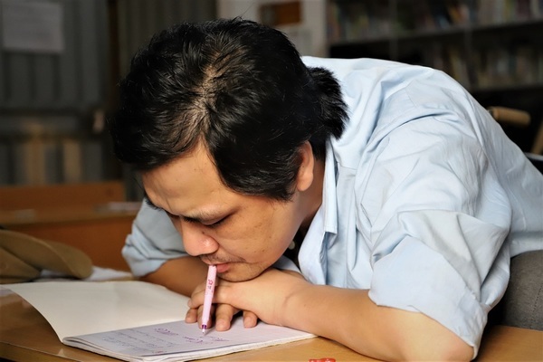 Thầy giáo viết chữ bằng miệng với nguyện ước được hiến tạng