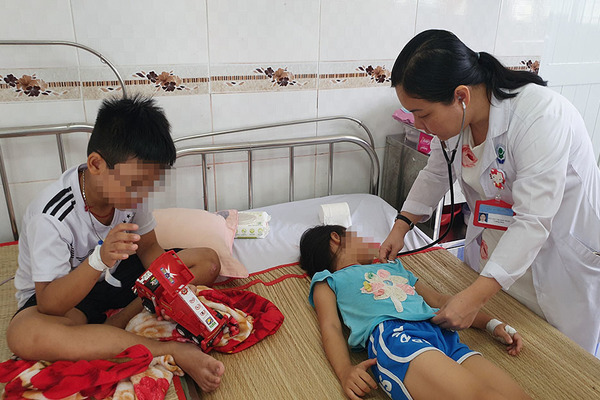 4 đứa trẻ ở Cần Thơ bị ngộ độc sau khi uống ly nước ngọt của mẹ đưa