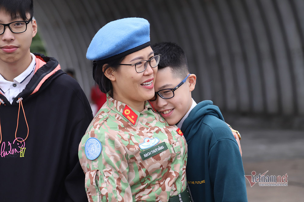 Nụ hôn tiễn lính mũ nồi xanh và lời chúc tuyển Việt Nam chiến thắng